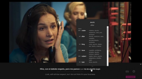 A screenshot from the Spanish show Las Chicas del Cable showing a woman wearing headphones with Spanish subtitles and suggested translations below.