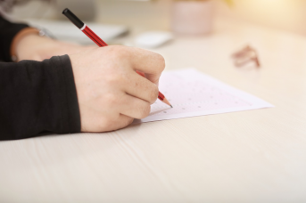 Image of a learner filling out an answer sheet to a standardized Spanish test.